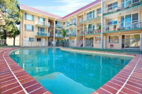 Bribie Beach AIR CON King bed Unit overlooking pool